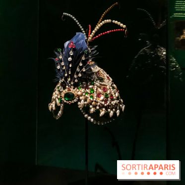 Bijoux de scène de l'Opéra de Paris : l'exposition de parures merveilleuses au Palais Garnier