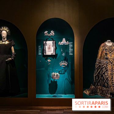 Bijoux de scène de l'Opéra de Paris : l'exposition de parures merveilleuses au Palais Garnier - IMG 2528 jpg