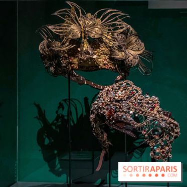 Bijoux de scène de l'Opéra de Paris : l'exposition de parures merveilleuses au Palais Garnier