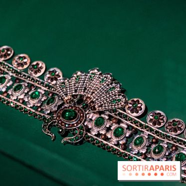 Bijoux de scène de l'Opéra de Paris : l'exposition de parures merveilleuses au Palais Garnier