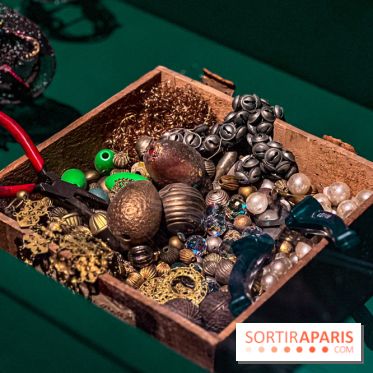 Bijoux de scène de l'Opéra de Paris : l'exposition de parures merveilleuses au Palais Garnier