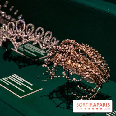 Bijoux de scène de l'Opéra de Paris : l'exposition de parures merveilleuses au Palais Garnier
