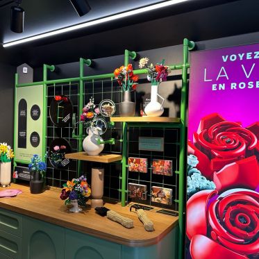 Saint-Valentin 2025 : des ateliers gratuits chez le Fleuriste LEGO à la Gare de l'Est - WhatsApp Image 2025 02 13 at 11.39.14 (2)