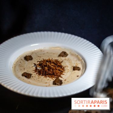 Monsieur Claude, le restaurant par Danny Khezzar à Rueil dans le 92 - LE VELOUTÉ Velouté de topinambours, fève de tonka, chèvre frais ail & fines herbes et chips de panais