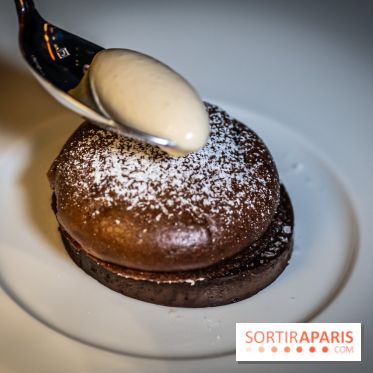 Monsieur Claude, le restaurant par Danny Khezzar à Rueil dans le 92 - TARTE SOUFFLÉ CHOCOLAT Tarte soufflé au chocolat, praliné shitaké, ganache chocolat, siphon Kasha