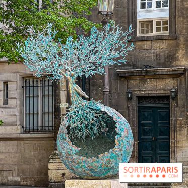 Exposition en plein air des œuvres monumentales d'Andrea Roggi, quartier Faubourg Saint-Honoré