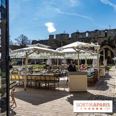 Les Chasses, le restaurant insolite avec une superbe terrasse à l'Abbaye des vaux de Cernay dans les Yvelines