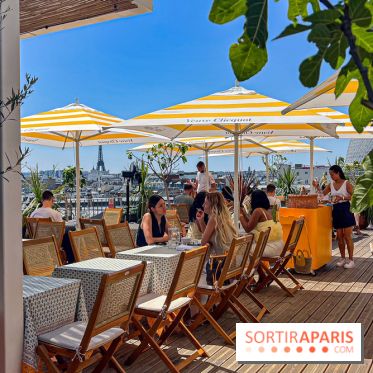 La terrasse estivale du Printemps Haussmann 2025 avec vue sur Paris et la Tour Eiffel