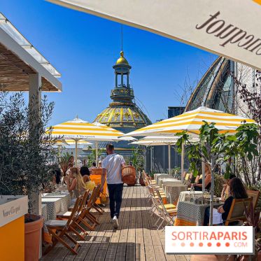 La terrasse estivale du Printemps Haussmann 2025 avec vue sur Paris et la Tour Eiffel