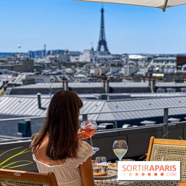 La terrasse estivale du Printemps Haussmann 2025 avec vue sur Paris et la Tour Eiffel
