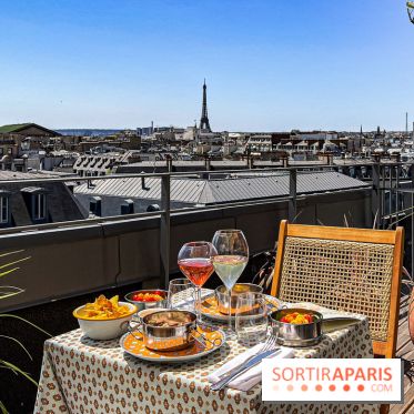 La terrasse estivale du Printemps Haussmann 2025 avec vue sur Paris et la Tour Eiffel