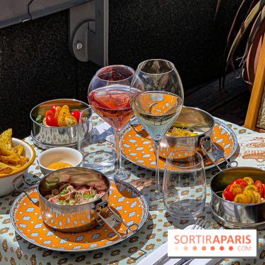 La terrasse estivale du Printemps Haussmann 2025 avec vue sur Paris et la Tour Eiffel