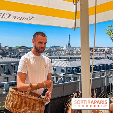 La terrasse estivale du Printemps Haussmann 2025 avec vue sur Paris et la Tour Eiffel