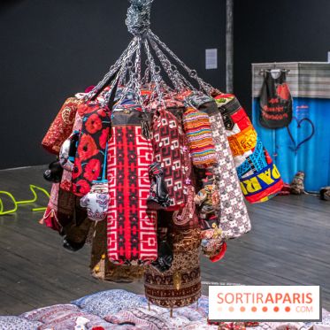 Exposition de vêtements-images de Chalisée Naamani au Palais de Tokyo