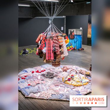 Exposition de vêtements-images de Chalisée Naamani au Palais de Tokyo