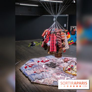 Exposition de vêtements-images de Chalisée Naamani au Palais de Tokyo
