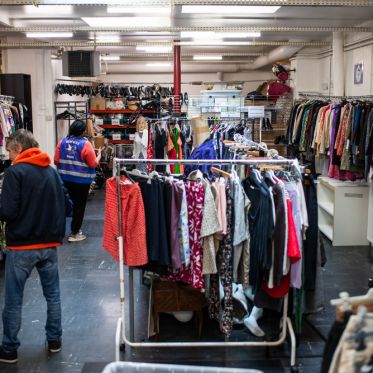 La braderie solidaire du Secours populaire de Paris - Boutique vestimentaire SPF 2025 6