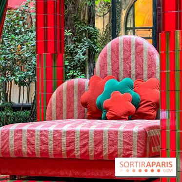 Plaza Athénée : une installation design XXL gratuite signée Uchronia exposée dans la cour du palace - 2