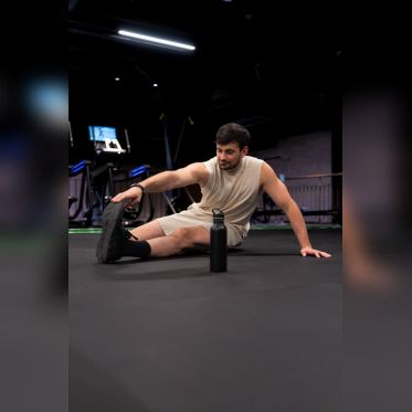 SEMPER Wellness : une salle de sport premium sur les Champs-Elysées - Hugo etirement