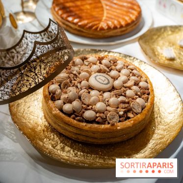 Les bûches et créations de Noël et fêtes de Ladurée 2025