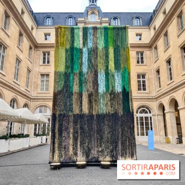 Art Basel Paris 2025 : une installation textile installée dans la cour de l'Hôtel de la Marine - fotor 1760090357522