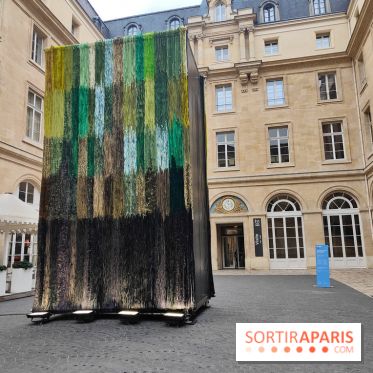 Art Basel Paris 2025 : une installation textile installée dans la cour de l'Hôtel de la Marine - fotor 1760090378058