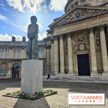 Art Basel Paris 2025 : un totem monumental installé sur le parvis de l'Institut de France