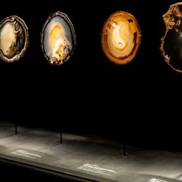 Rêveries de pierres : Poésie et minéraux de Roger Caillois  - scenography stones and reveries  c  l   aj  2  hh