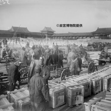 « Un siècle de conservation – de la Cité interdite au Musée du Palais » au Centre Culturel de Chine - 1 23 南迁文物箱在太和门广场集中