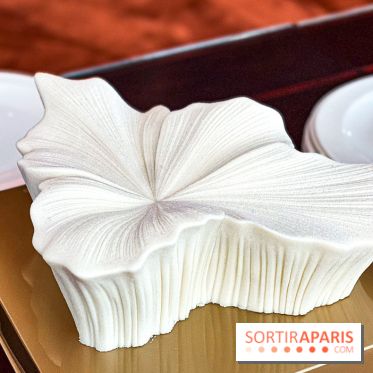Bûche de Noël Fleur de Vanille du Shangri-La Paris 2025 par Timothy Lan, une création haute couture
