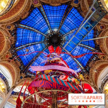 Vitrines et sapin de Noël des Galeries Lafayettes avec Clara Luciani - photos