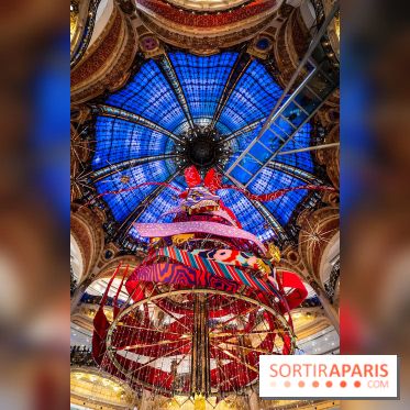Vitrines et sapin de Noël des Galeries Lafayettes avec Clara Luciani - photos