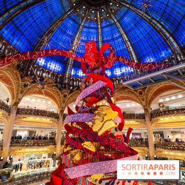 Vitrines et sapin de Noël des Galeries Lafayettes avec Clara Luciani - photos