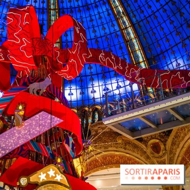 Vitrines et sapin de Noël des Galeries Lafayettes avec Clara Luciani - photos