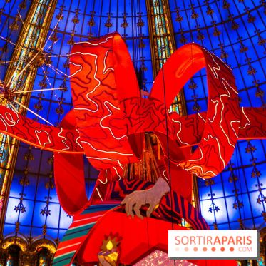 Vitrines et sapin de Noël des Galeries Lafayettes avec Clara Luciani - photos