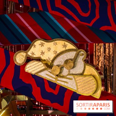 Vitrines et sapin de Noël des Galeries Lafayettes avec Clara Luciani - photos