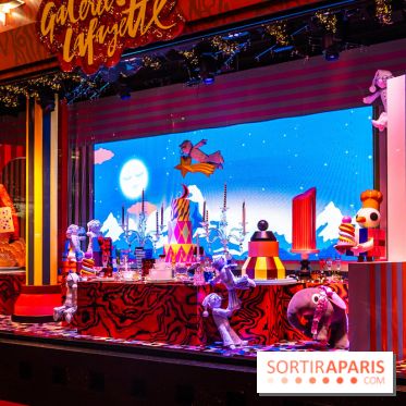 Vitrines et sapin de Noël des Galeries Lafayettes avec Clara Luciani - photos