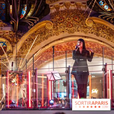 Vitrines et sapin de Noël des Galeries Lafayettes avec Clara Luciani - photos