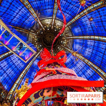 Vitrines et sapin de Noël des Galeries Lafayettes avec Clara Luciani - photos