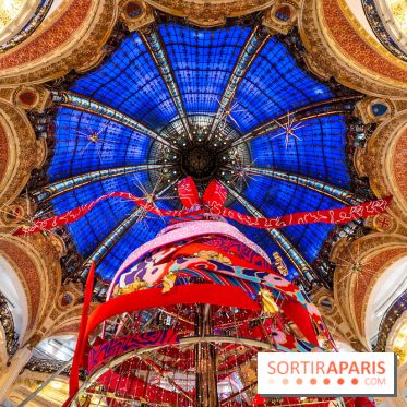 Vitrines et sapin de Noël des Galeries Lafayettes avec Clara Luciani - photos