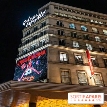 Vitrines et sapin de Noël des Galeries Lafayettes avec Clara Luciani - photos