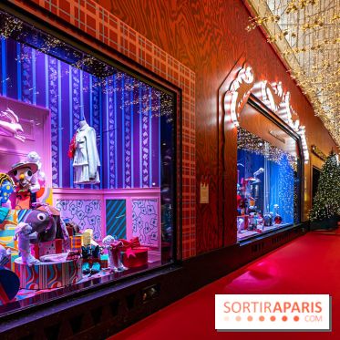 Vitrines et sapin de Noël des Galeries Lafayettes avec Clara Luciani - photos