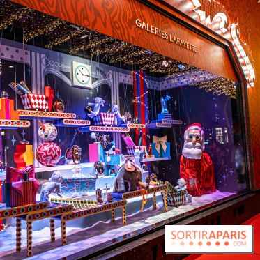 Vitrines et sapin de Noël des Galeries Lafayettes avec Clara Luciani - photos
