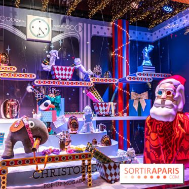 Vitrines et sapin de Noël des Galeries Lafayettes avec Clara Luciani - photos
