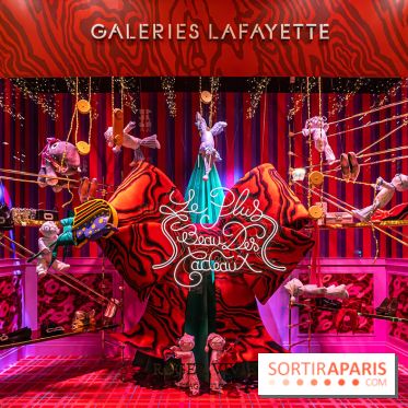 Vitrines et sapin de Noël des Galeries Lafayettes avec Clara Luciani - photos