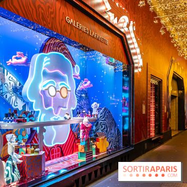 Vitrines et sapin de Noël des Galeries Lafayettes avec Clara Luciani - photos