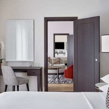 Séjour et dîner raffiné pour les fêtes au Marriott Champs-Élysées - PARDT Eiffel Tower Suite Connecting Door prev