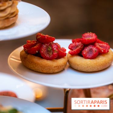 Le tea time Emily in Paris de l'Hôtel du Louvre - A7C04051