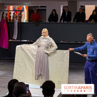 Le Musée Vivant de la Mode d'Olivier Saillard : exposition-performance à la Fondation Cartier