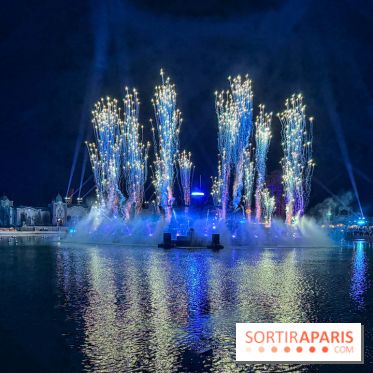 Disneyland Paris : Disney Cascade of Lights, le spectacle nocturne sur Adventure Bay